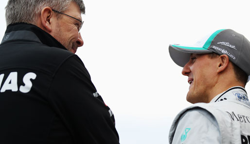 Ross Brawn (l.) und Michael Schumacher wollen mit Mercedes 2011 überraschen