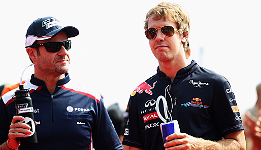 Weltmeister Sebastian Vettel (r.) hat Rubens Barrichello seinen Helm geschenkt