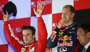 Fernando Alonso (l.) ist derzeit nicht auf Augenhöhe mit Sebastian Vettel