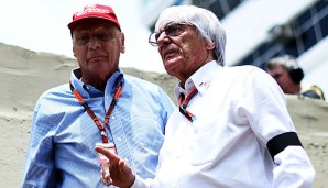 Bernie Ecclestone (r.) ist mit seiner Idee für Alternativmotoren vorerst gescheitert