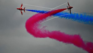 Traditionell gibt's kurz vor Rennbeginn eine imposante Flugshow. Natürlich in den britischen Farben