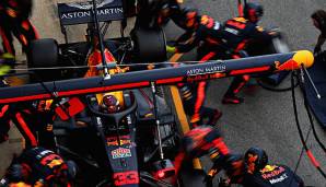 Das Red-Bull-Team beim Boxenstop bei den Tests in Barcelona.