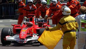 Michael Schumacher musste von den Streckenposten weggeschoben werden.