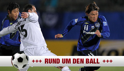 Der FC Bayern München ist angeblich an Takashi Usami (r.) interessiert