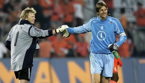 Servus, Edwin! Oliver Kahn und van der Sar bei einem Länderspiel im August 2005