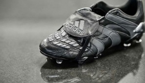 Fast 25 Jahre nach der Einführung des legendären 1998 Predator Accelerator hatte adidas eine weitere Nachfolgevariante auf den Markt gebracht. Viele Elemente, wie die herunterklappbare, die Schnürsenkel verbergende Zunge, erinnern an das Original.