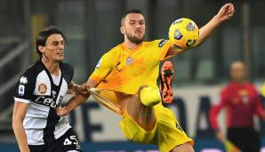 SEBASTIAN WALUKIEWICZ (Cagliari Calcio): Er ist der nächste Innenverteidiger im Bunde, um den sich Spekulationen ranken. Der Verteidiger soll wohl schon vor seinem Wechsel nach Italien 2019 vom BVB beobachtet worden sein.