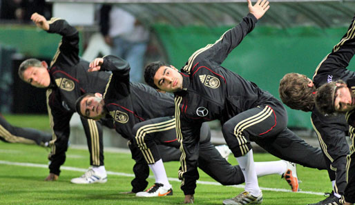 Noch läuft Nürnbergs Mehmet Ekici (2.v.r.) für Deutschlands U 21 auf