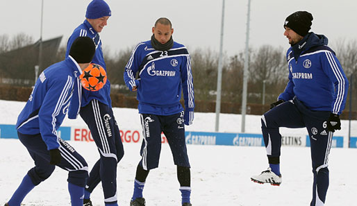 Schnee und Eis, dennoch haben Baumjohann (2.v.l.), Jones (2.v.r.) und Streit (r.) Spaß im Training