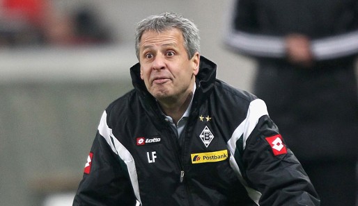 Andere schreien ihre Kommandos, Lucien Favre übermittelt sie mit seinem Blick. Hier: Pressing