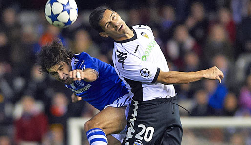 Valencias Ricardo Costa (r.) soll auf der Kandidatenliste des FC Bayern stehen