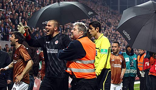 St. Paulis Spieler versuchten die Fans nach dem Spielabbruch zu beruhigen