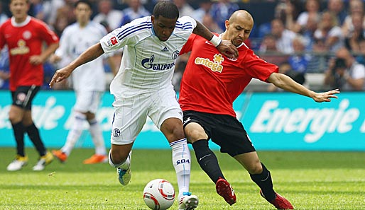 Schalkes Jefferson Farfan (l.) laboriert an den Folgen einer Zahn-OP