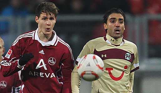 Newcomer Philipp Wollscheid (l.) verlängert vorzeitig seinen Vertrag beim 1. FC Nürnberg