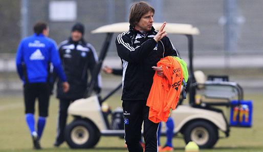 Beim Trainingsauftakt des Hamburger SV musste Coach Michael Oenning auf elf Spieler verzichten