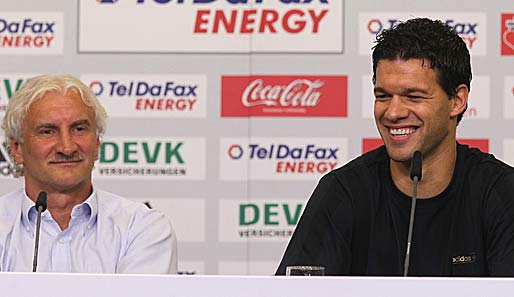 Laut Sportdirektor Rudi Völler (l.) brennt Michael Ballack vor Ehrgeiz