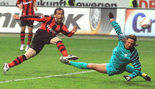 Wiese in Aktion! Der Bremer Keeper (r.) könnte in der nächste Saison das Wolfsburg Tor hüten