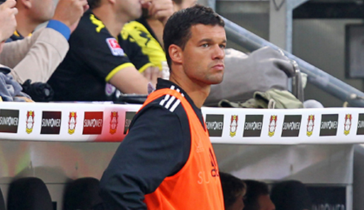 Die personifizierte Deutsche Bank, Michael Ballack, kann bei Bedarf auch gucken wie eine WC-Ente