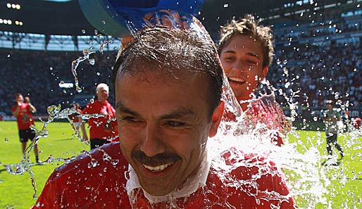 Jos Luhukay trainiert den FC Augsburg seit April 2009 und führte den Klub erstmals in die Bundesliga