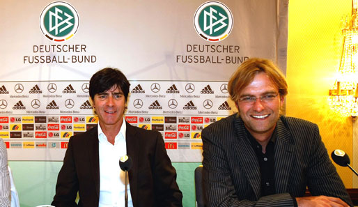 Jürgen Klopp (r.) könnte sich vorstellen, irgendwann Joachim Löw als Bundestrainer ablösen