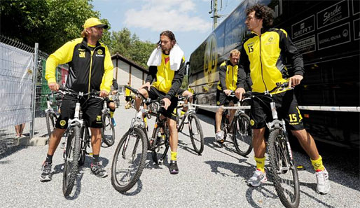 Jürgen Klopp mit seinen Innenverteidigern Mats Hummels (r.) und Neven Subotic (M.)