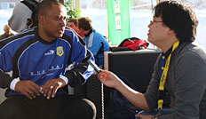 SPOX-Reporter Haruka Gruber und Paulo Sergio beim Interview