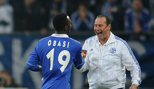 Schalke und Obasi - das passt! Trainer Huub Stevens (r.) ist hocherfreut