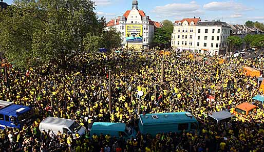 Der Meisterkorso musste sich durch verstopfte Straßen voller Fans kämpfen