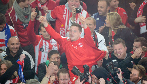 Fortuna-Kapitän Andreas Lambertz feierte auf dem Spielfeld mit einem Bengalo in der Hand