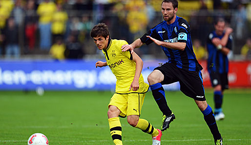 Dortmunds Jonas Hofmann (l.) im Zweikampf mit Michael Holt