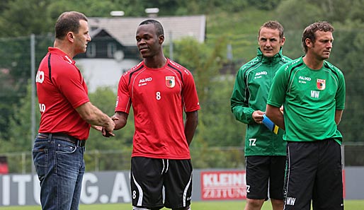 Manfred Paula (l.) begrüßt Knowledge Musona im Trainingslager. Rechts Trainer Markus Weinzierl