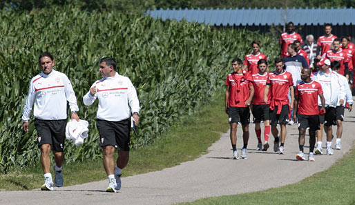 Bruno Labbadia (l.) mit seinem Team im Schlepptau