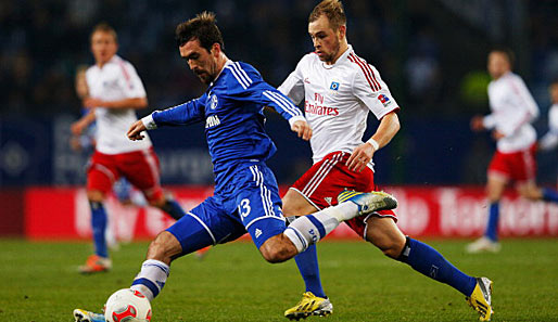 Maximilian Beister (r.) im Duell mit Schalkes Christian Fuchs (l.)