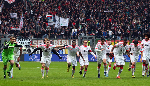 Es gibt kein Halten mehr: Die Bayern am Samstag nach dem Schlusspfiff in Frankfurt