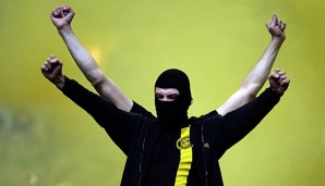 Die BVB-Fans machten beim Revierderby mit Leuchtraketen und Pyrotechnik auf sich aufmerksam