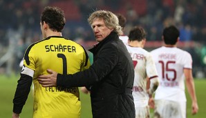 Gertjan Verbeek musste Raphael Schäfer nach der krassen Abseits-Fehlentscheidung beruhigen