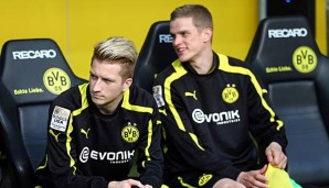 Marco Reus und Sven Bender müssen das Spiel gegen Frankfurt von der Bank verfolgen