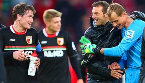 Markus Weinzierl (2.v.r) ist mit seinen Augsburgern auf Kurs Europa