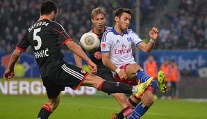 Bald Kollegen? Hakan Calhanoglu mit den Leverkusenern Emir Spahic (l.) und Simon Rolfes