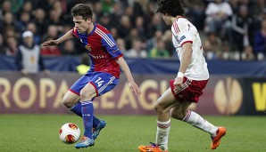 Hertha BSC will Valentin Stocker (l.) aus Basel loseisen