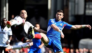 Johnny Heitinga (l.) ist mit Fulham unter Felix Magath abgestiegen