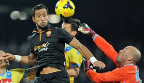 Szene aus der letzten Saison: Mehdi Benatia (l.) gegen seinen neuen Teamkollegen Pepe Reina (r.)