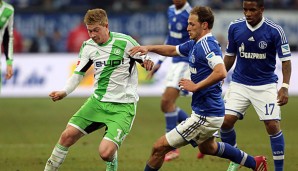 Benedikt Höwedes (r.) will den Bayern ein Bein stellen