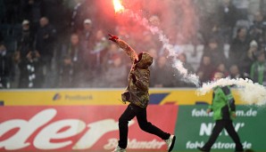 Der Platzsturm am Samstag in Gladbach löste eine heftige Debatte zwische DFB und DFL aus