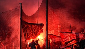 Nach dem Spiel gegen Gladbach stürmten die Köln-Fans auf den Platz