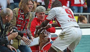 Ujah bejubelte sein Tor mit FC-Maskottchen Hennes