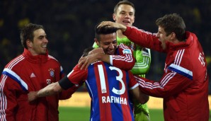 Thiago Alcantara wird nach seinem Comeback von seinen Mitspielern beglückwünscht