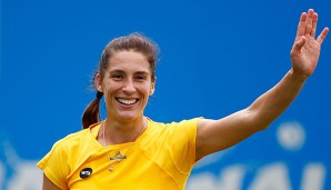 Andrea Petkovic löst ihr Versprechen ein und verkauft bei einem Heimspiel Würstchen