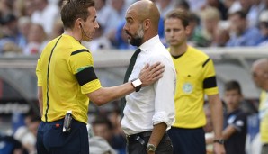 Tobias Stieler im Gespräch mit Pep Guardiola beim Bayern-Gastspiel in Sinsheim