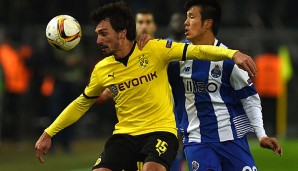 Mats Hummels im Duell gegen Hyun Jun Suk